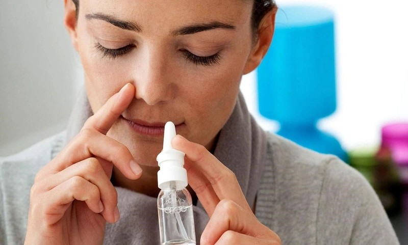 Rửa mũi bằng nước muối sinh lý