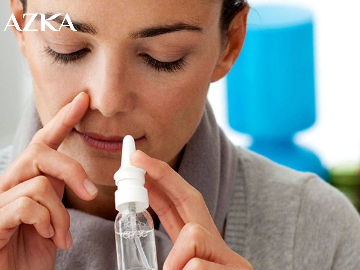 Dùng nước muối sinh lý vệ sinh mũi giúp giảm tình trạng ngạt mũi